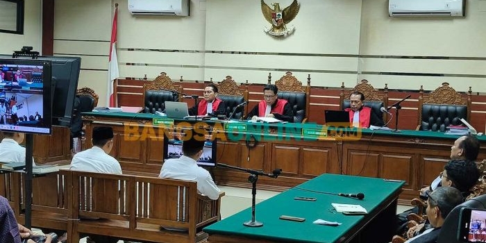 Hakim Ketua, I Made Yuliada, didampingi oleh anggota, Manambus Pasaribu dan Lujianto, saat membacakan putusan. Foto: MUJI HARJITA/BANGSAONLINE