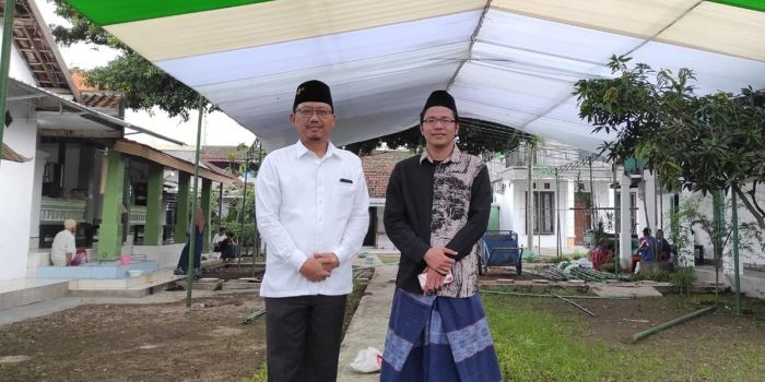 Ahmad Kholili Kholil bersama Sudiono Fauzan di Halaman Ponpes Cangakan Bangil.