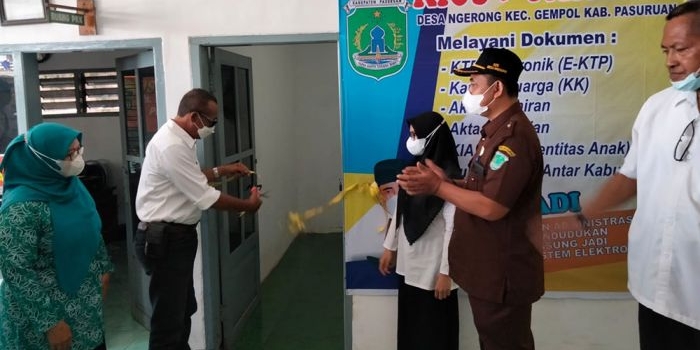 Suasana saat pemotongan pita peresmian kios e-Pak Ladi di wilayah Gempol.