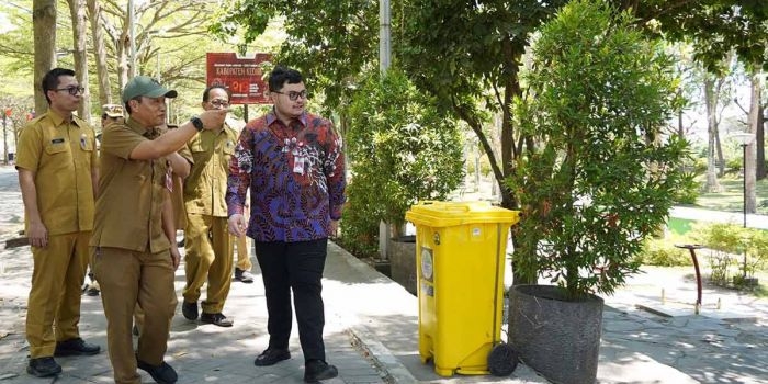 Bupati Kediri, Hanindhito Himawan Pramana, saat mengecek Taman Hijau SLG. Foto: Ist