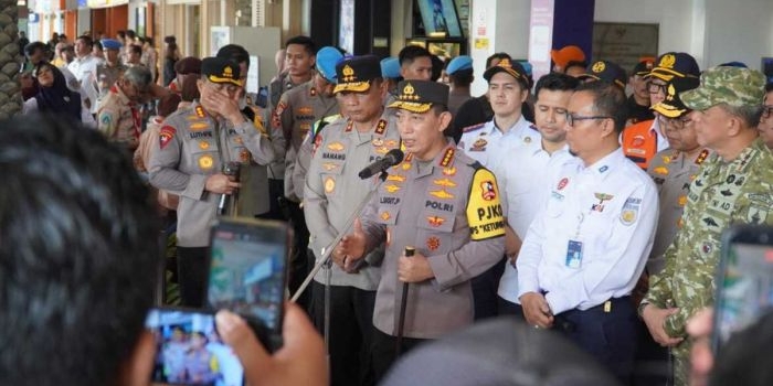 pastikan-seluruh-layanan-optimal-kapolri-tinjau-posko-terpadu-mudik-lebaran-di-stasiun-gubeng