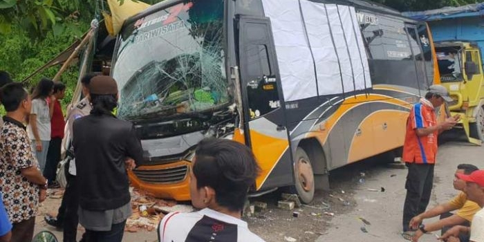 Kondisi bus usai diseruduk dump truk pemuat galian C yang remnya blong. foto: SYUHUD/ BANGSAONLINE