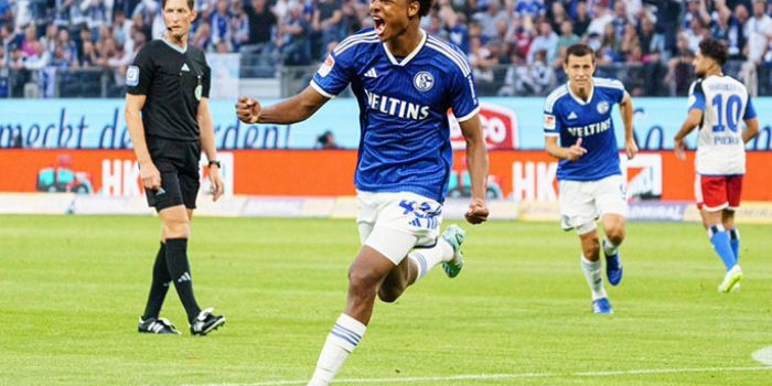 Assan Ouedraogo saat membela FC Schalke 04 di kasta kedua Liga Jerman. 
