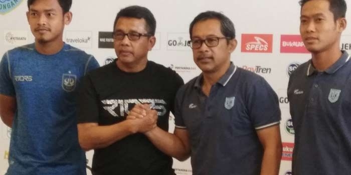 Perwakilan pelatih dan pemain Persela dan PSIS foto bersama usai jumpa pers. foto: NUR QOMAR/ BANGSAONLINE