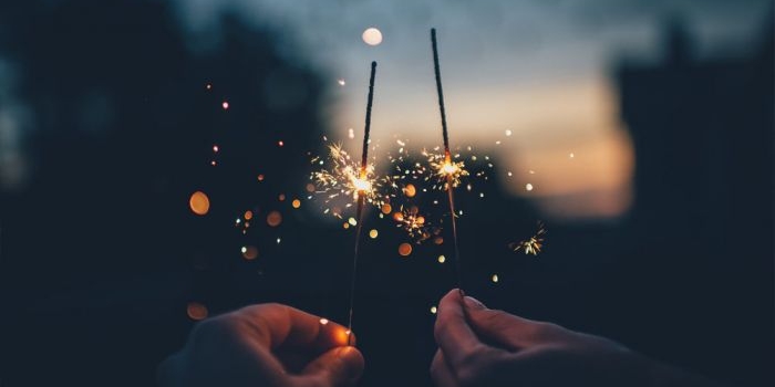 Kembang Api Sparkles merupakan salah satu jenis kembang api yang dianggap cukup aman bagi anak-anak.
