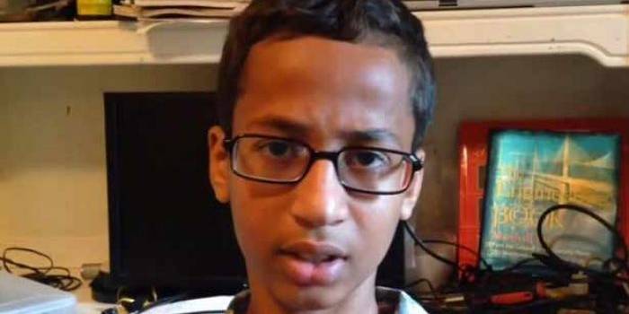 Ahmed Mohamed, jadi terkenal di seluruh dunia.... bersyukurlah. foto: repro mirror.co.uk