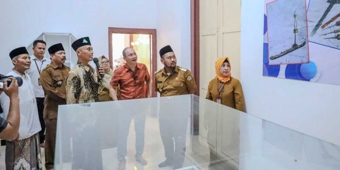 Bupati Gresik Fandi Akhmad Yani bersama kepala OPD saat meninjau Museum Kanjeng Sepuh. Foto: Ist.