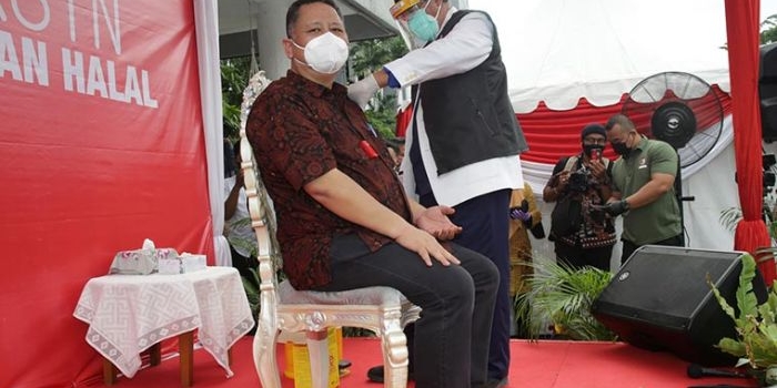 Plt. Wali Kota Whisnu Sakti Buana menjadi orang pertama di Surabaya yang disuntik vaksin Covid-19.