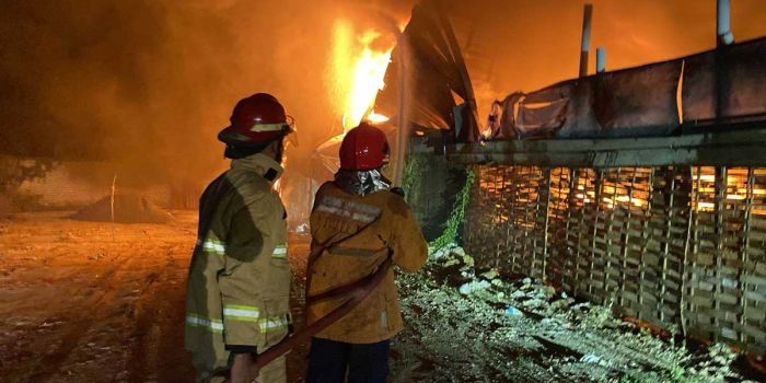 kebakaran-gudang-biji-plastik-di-gresik-tak-ada-korban-jiwa