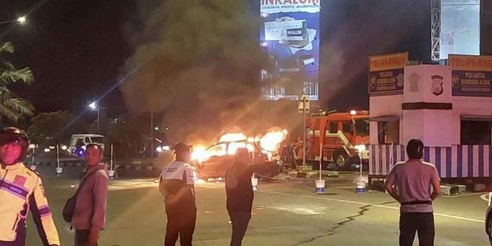 diduga-korsleting-pada-sistem-kelistrikan-mobil-mitsubishi-outlander-di-sidoarjo-terbakar