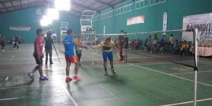 Pemain berjabat tangan sebelum memulai pertandingan bulu tangkis JOB PPEJ Cup 2017. foto: eky nurhadi/ BANGSAONLINE