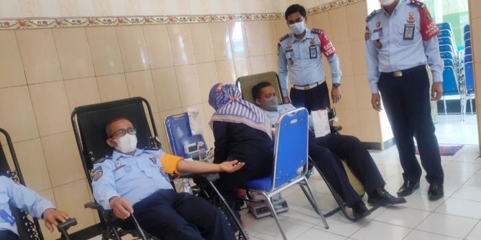 Petugas Lapas Kelas IIB Jombang saat donor darah. foto: AAN AMRULLOH/ BANGSAONLINE
