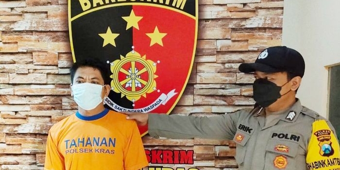 Tersangka Imam Buchori (kiri) saat diamankan di Polsek Kras, Polres Kediri. foto: ist.