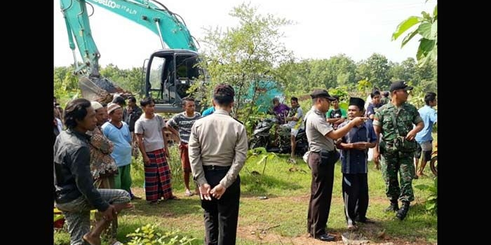  Ratusan warga Dusun Garuk, Desa Blumbungan, Kecamatan Larangan, Kabupaten Pamekasan melakukan aksi untuk menolak adanya penggalian tanah yang dilakukan warga di luar daerahnya sendiri, Selasa (27/3).