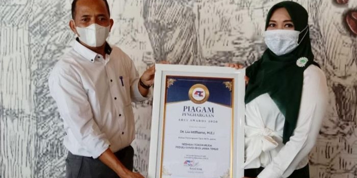 Direktur Eksekutif ARCI, Baihaki Siradj menyerahkan piagam penghargaan kepada Dr. Lia Istifhama sebagai Tokoh Muda Peduli Covid-19 dalam ARCI Awards 2020. foto: ist.