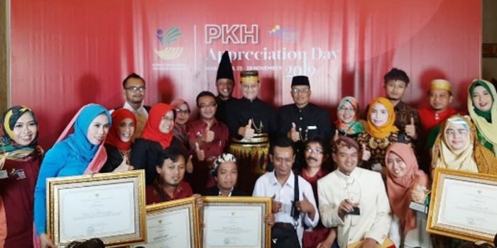 Para pendamping PKH yang dapat penghargaan dari Mensos RI Juliari P. Batubara. foto: istimewa/ bangsaonline.com