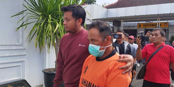 Dukun tersangka pencabulan, M. Bakir (48), saat digelandang menuju tahanan Polres Pamekasan.