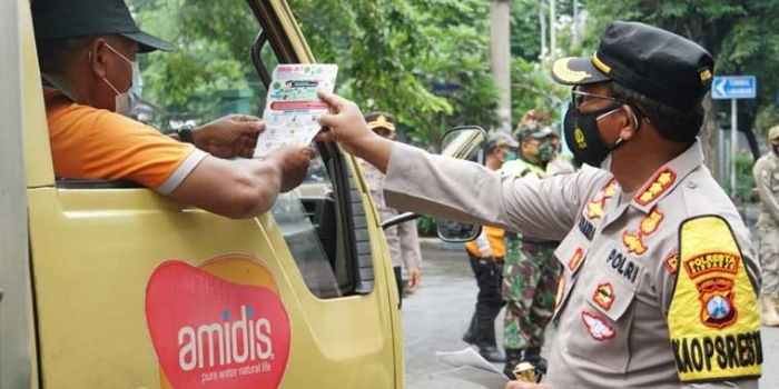 Kapolresta Sidoarjo Kombespol Sumardji turun langsung memberi pemahaman ke pengguna jalan melalui pamflet. 