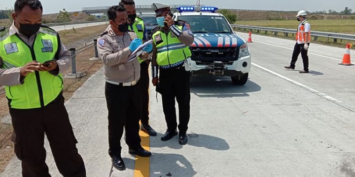 Petugas saat melakukan olah TKP. (foto: ist)