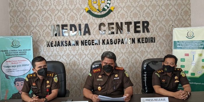 Kepala Kejaksaan Negeri Kabupaten Kediri Dedy Priyo (tengah) saat menggelar jumpa pers didampingi oleh Kasi Pidsus Deddy Agus Oktavianto dan Kasi Intel Roni (kanan). (foto: ist.)