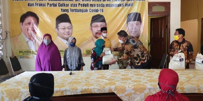 Tampak Ketua DPD Golkar Kabupaten Pasuruan Drs. H. Udik Djanuantoro, IR (tiga dari kanan), saat menyalurkan sembako secara simbolis.