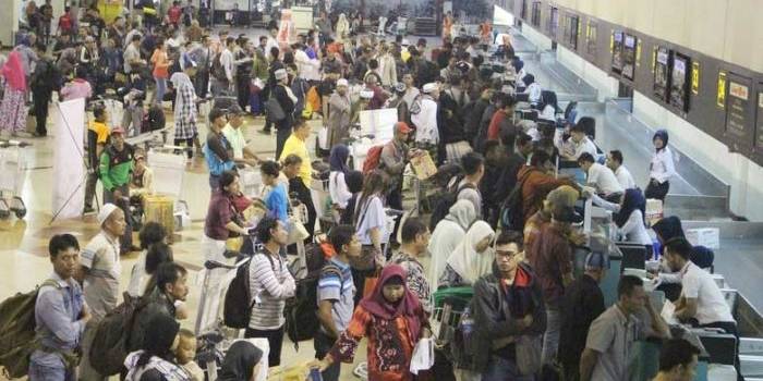 Antrean penumpang memanjang di Gate 2 Bandara Juanda Surabaya di Sidoarjo untuk penerbagan Lion Air pada Selasa (10/5). 