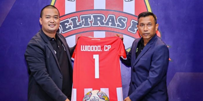 Manajer Deltras Sidoarjo Dian Felani saat bersama pelatih anyar Widodo Cahyono Putro