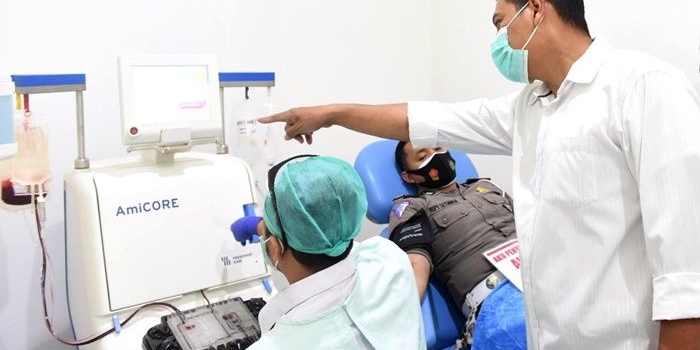 Wali Kota Kediri Abdullah Abu Bakar saat berada di Kantor PMI Kota Kediri. foto: ist.