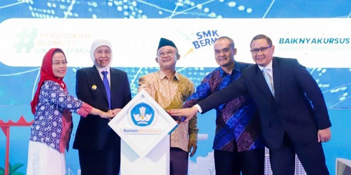 gubernur-khofifah-dan-mendikdasmen-lepas-3-600-lulusan-smk-dan-lkp-bekerja-ke-luar-negeri