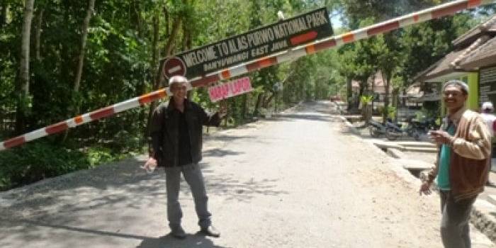 portal pintu masuk alas purwo. Tiket yang dikenakan cukup mahal, yaitu Rp 100 ribu perorang, foto:rosihan c anwar/bangsaonline