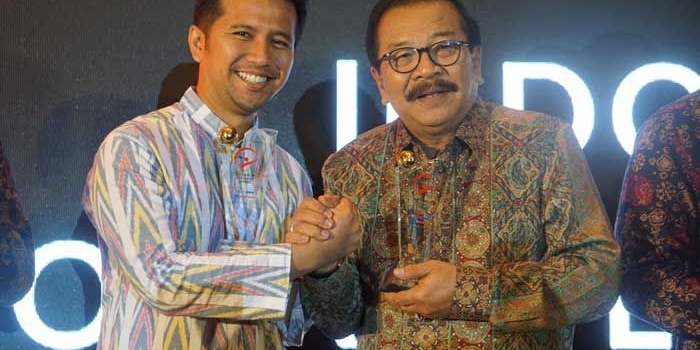 Emil Dardak dan Pakde Karwo dalam anugerah Indonesia Visionary Leader.