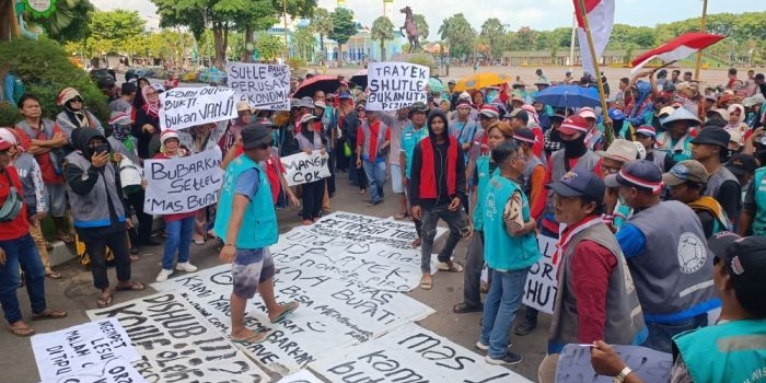 ratusan-tukang-becak-makam-sunan-bonang-demo-kantor-bupati-tuban-protes-shuttle-dan-bentor