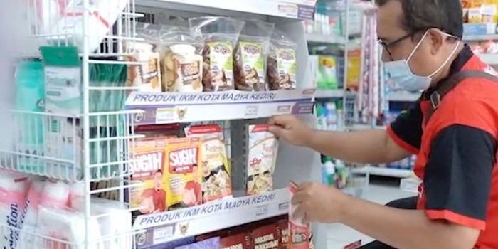 Khafidz Febrian di rumah sekaligus tempat produksi Jamur Crispy Kingkres, JL Penanggungan Gg. IV No 2, Mojoroto, Kota Kediri. foto: ist.