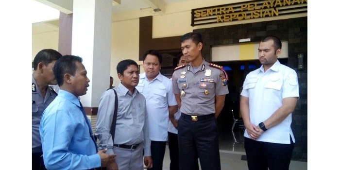Keluarga korban pasien RSI Siti Khodijah Kecamatan Taman Sepanjang mendatangi Sentra Pelayanan Kepolisian Terpadu (SPKT) Polresta Sidoarjo, Selasa (30/1). 