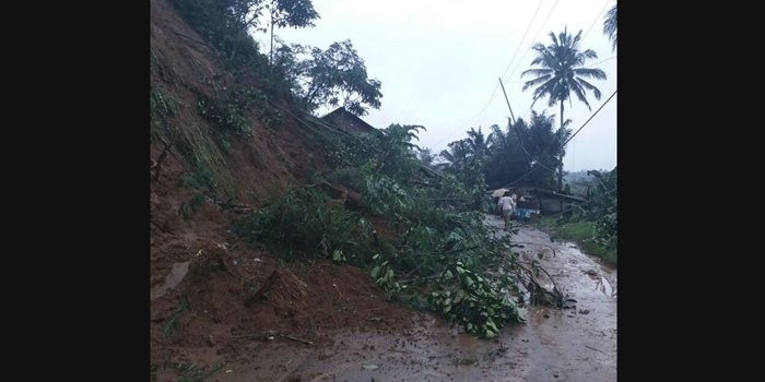 Ilustrasi: Sejumlah ruas jalan Arjosari-Nawangan yang masih tertimbun longsor. Foto: IST 