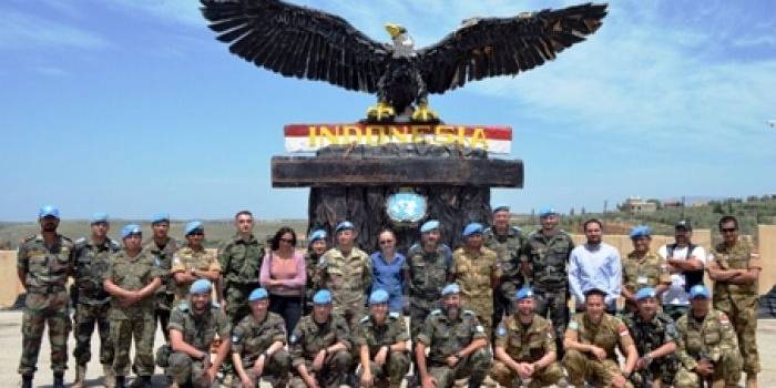 ?Batalyon Indonesia berpose bersama dengan

delegasi CIMIC (Civil Military Coordination) satgas Kontingen yang tergabung dalam UNIFIL, di depan markas Indobatt, Sabtu (26/4/2014). foto:release indobatt