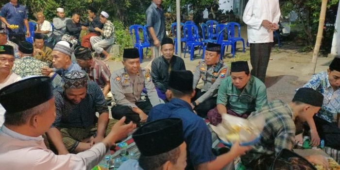 kapolsek-buduran-dan-kasi-humas-polresta-sidoarjo-takziah-ke-rumah-duka-mendiang-rizki-maulana