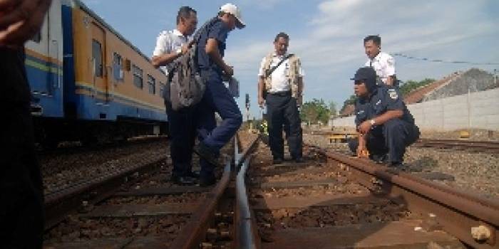 CEK-Petugas saat mengecek jalur rel Kereta Api (KA) di Kabupaten Jombang, Selasa (6/5/2014) petang. foto : m syafi