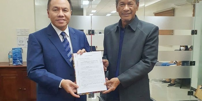 CMO PAL Willgo Zainar bersama Secretary National of Defence Delfin N. Lorenzana (kanan) setelah penandatanganan kontrak jual-beli kapal Landing Dock.