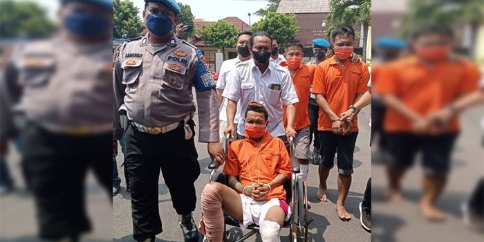 Para pelaku begal sepeda motor saat digelandang personel Satreskrim Polres Pasuruan.