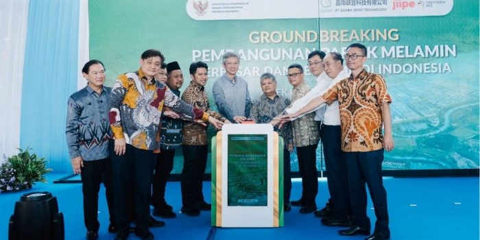 Wakil Gubernur Jawa Timur Emil Elestianto Dardak bersama Bupati Fandi Akhmad Yani saat ground breaking pembangunan pabrik melamin di KEK JIIPE. foto: ist.
