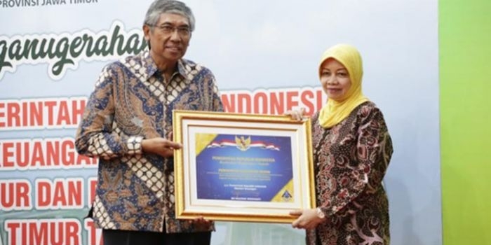 Bupati Kediri Haryanti Sutrisno saat menerima penghargaan Wajar Tanpa Pengecualian (WTP) dari Menteri Keuangan RI. foto: Dinas Kominfo Kabupaten Kediri