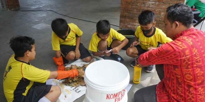 Anak-anak yang merupakan agen peduli lingkungan, saat mengikuti sosialisasi memilah sampah. Foto: Ist.
