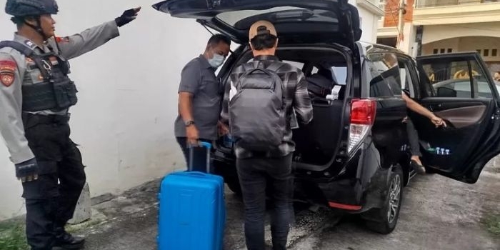 kpk-bawa-1-koper-hasil-penggeledahan-rumah-eks-kabid-disbudparpora-ponorogo