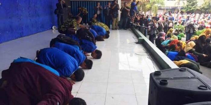 AKHIRNYA: Para dosen dan mahasiswa UNP Kediri saat melakukan sujud syukur usai kampusnya kembali aktif. foto: arif kurniawan/BANGSAONLINE