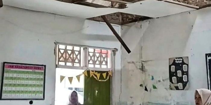 atap-sdn-tlagah-2-bangkalan-ambruk-saat-hujan-siswa-terpaksa-belajar-di-teras