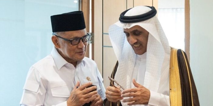 Menteri Haji dan Umrah Dr KH Mochamad Irfan Yusuf alias Gus Irfan saaat bertemu uta Besar Arab Saudi untuk Indonesia H E Faisal Bin Abdullah H. Amodi di Kantor Kedutaan Besar Arab Saudi Jakarta, Senin (3/11/2025). Foto: Dok Humas Kemenhaj