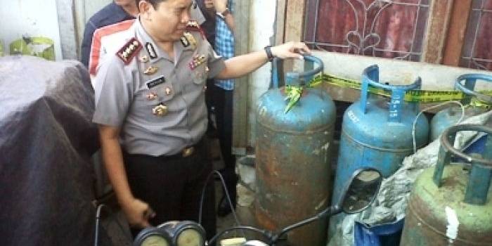 ?

Kapolrestabes Surabaya Kombes Pol Setija Junianta Kapolrestabes saat meninjau rumah yang dijadikan tempat pengoplosan LPG di kawasan Jl. Sambi Sari, Lakar Santri, Surabaya. Foto:rusmiyanto/BANGSAONLINE