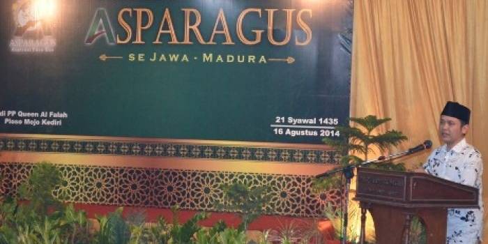 ?

Gus Achmad, pengasuh pondok pesantren Queen Al-Falach saat memberikan sambutan dalam acara halal bi halal dan silaturrahmi Asparagus se Jawa dan Madura (16/8). foto:arief kurniawzan/BANGSAONLINE