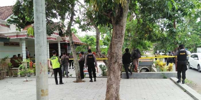 Suasana rumah usai penggerebekan. Tampak beberapa petugas masih berjaga-jaga di TKP.